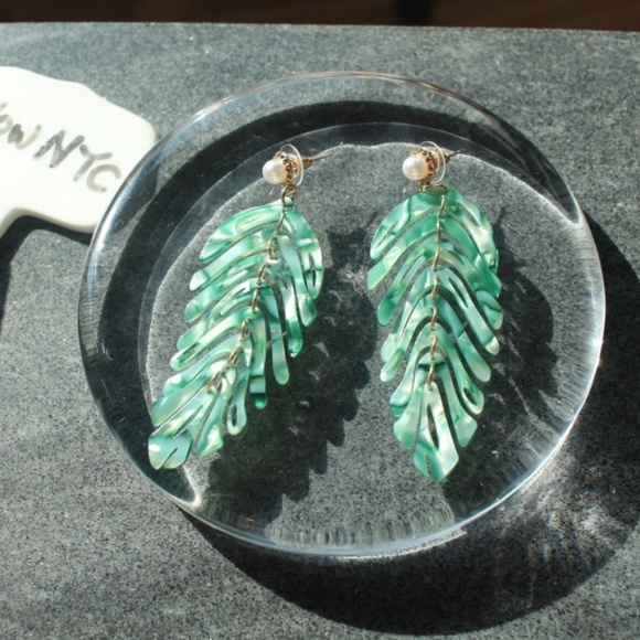 RESTOCKED 🌿 Leaf leaves Green Acrylic earrings - Picture 3 of 8